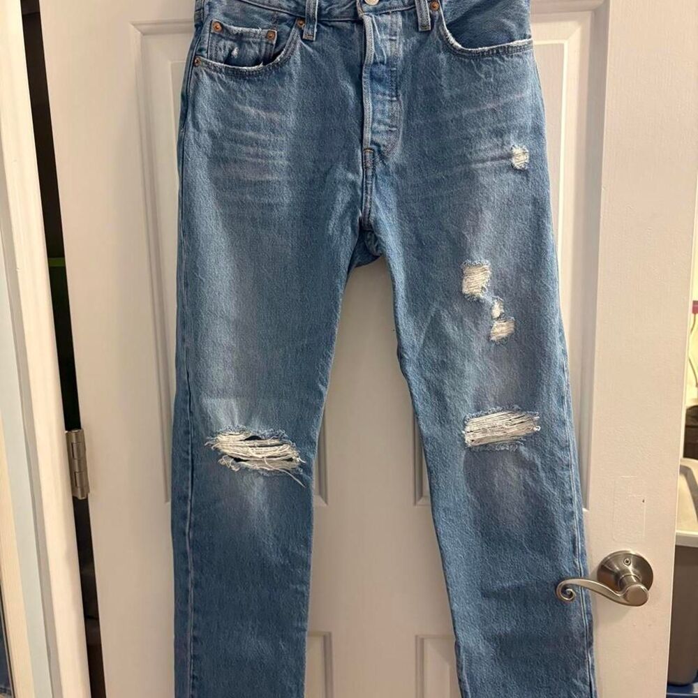 Levis 501 original fit Women's 27 distressed Jeans light wash cotton L30